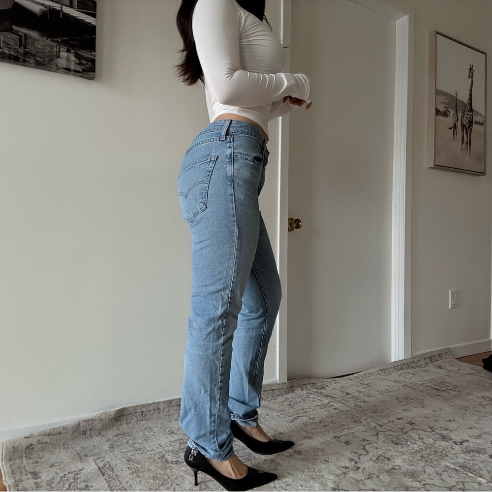 Vintage light-wash Levi’s jeans – perfect 90s preppy fitted essential